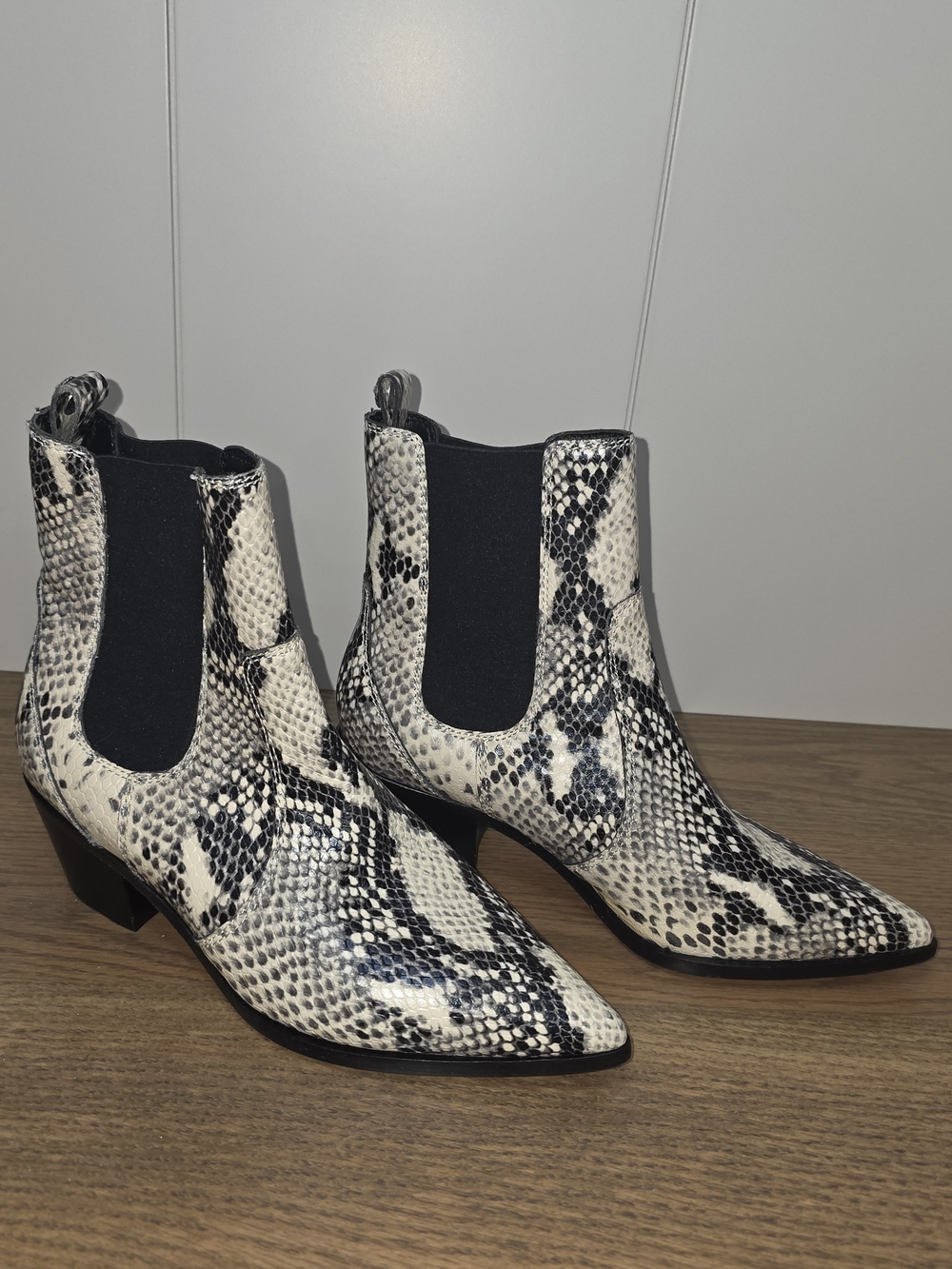 PAIGE Woman Leather Black & White Snake-Print Chelsea Ankle Boots Sz 6 Turquoise